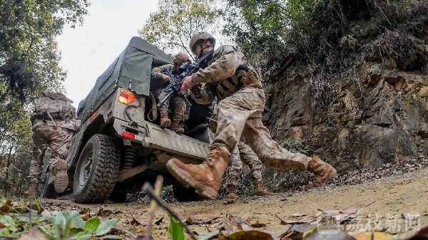 国汇策略 多课目战斗体能连贯演练 锤炼分队打赢能力|荔枝军事