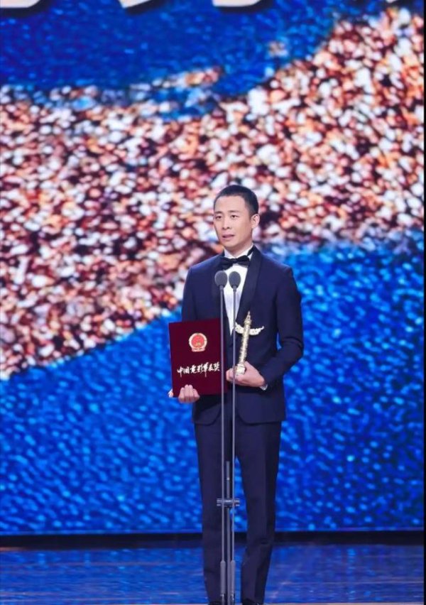 富才配资 谁说张译“老实”，从“华表奖获奖后息影”来看，他清醒着呢