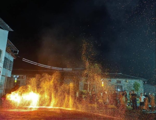 一点金 千年铁韵映夜空 通城火壶非遗文化绽放时代华彩